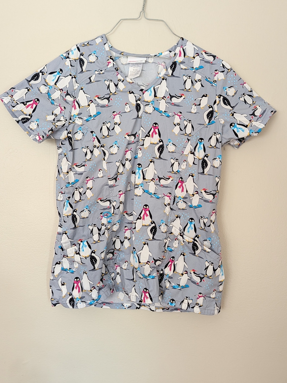 Women's Penguin Print V-Neck Scrub Top - Gray Scrubstar